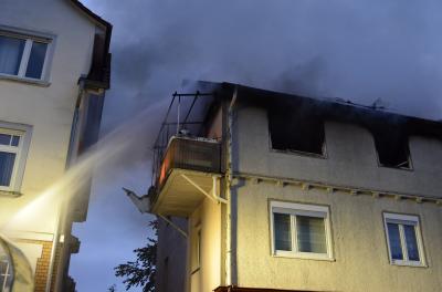 Tuttlingen: Wohnhaus brennt - ein Bewohner schwer verletzt